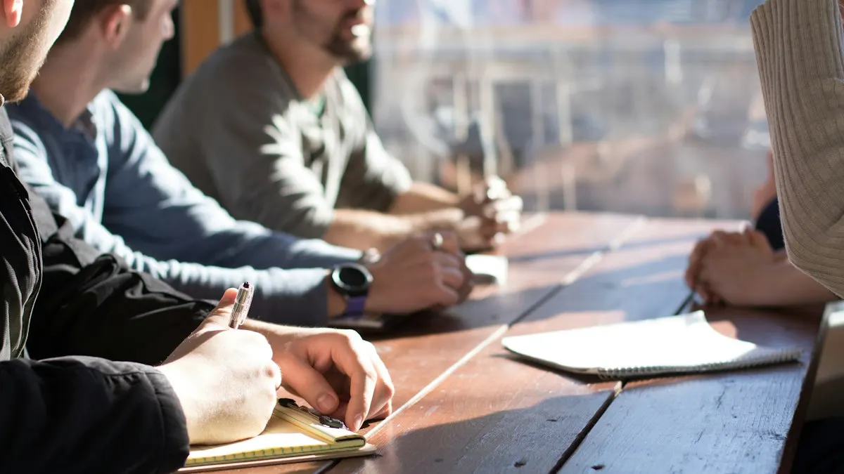 Gestor de tráfego sentado à mesa de um escritório, analisando painéis de campanhas em dois monitores com planilhas e gráficos de desempenho