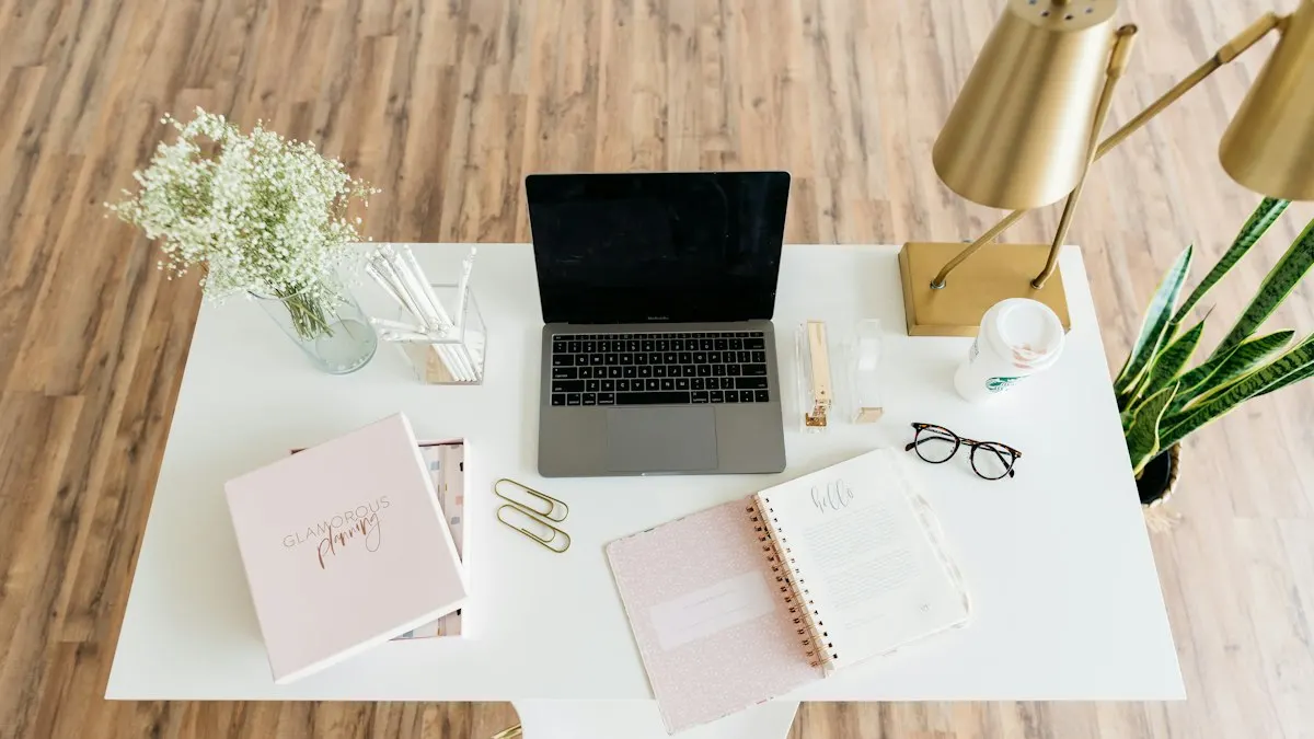 Pessoa sentada à mesa organizando uma planilha de campanhas no notebook, com anotações ao lado — foto de banco de imagens