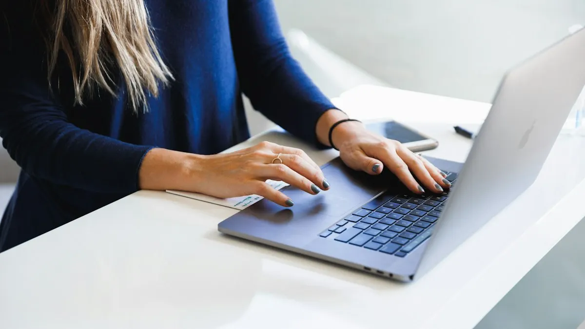 Mulher sentada à mesa de escritório analisando painéis de campanha em dois monitores, foto de banco de imagens